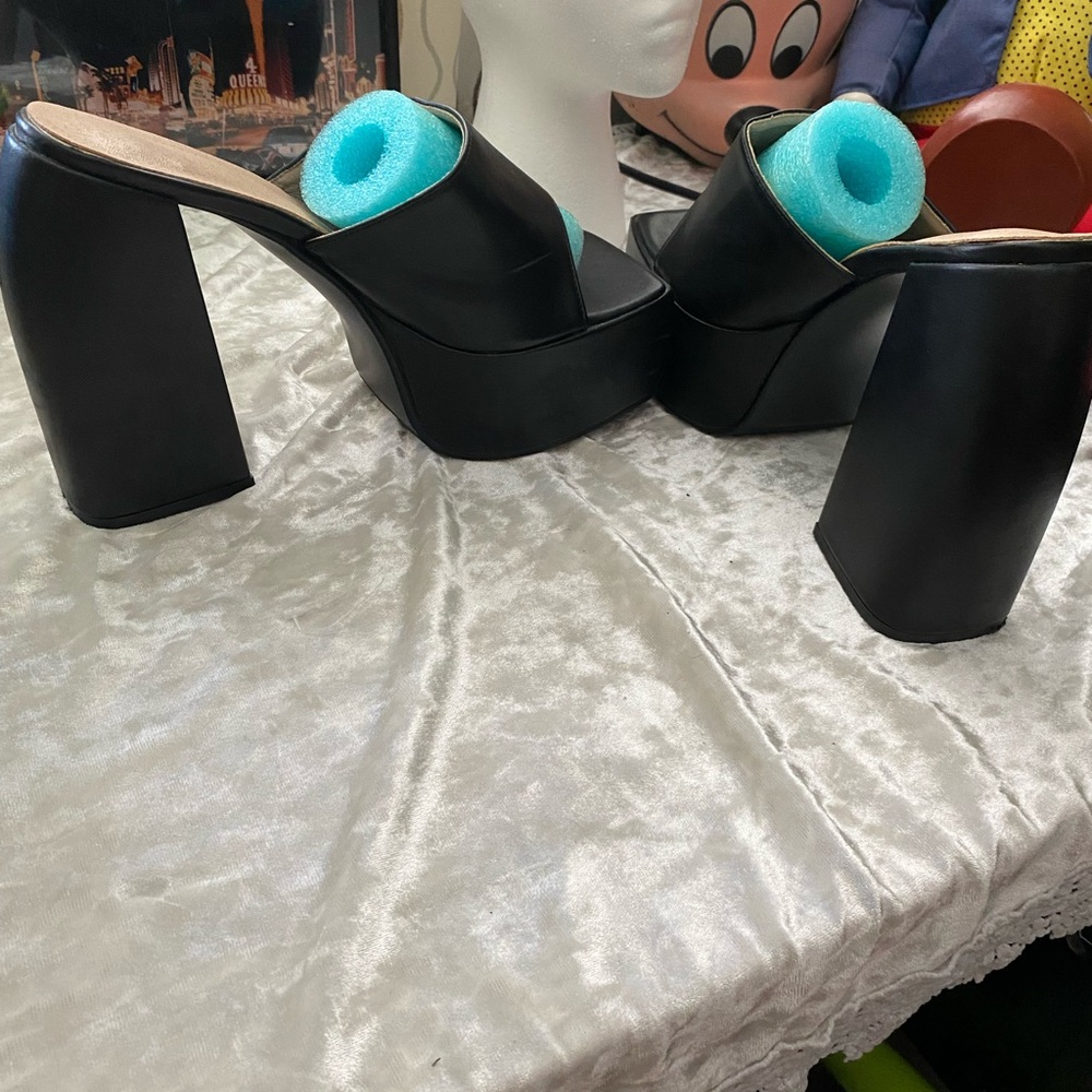 BRATZ BLACK STRAP PLATFORMS - Picture 4 of 6
